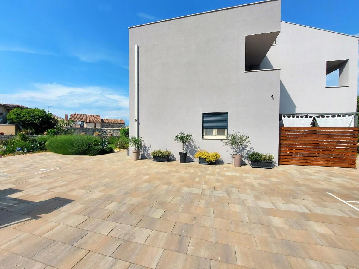 Rooms And Apartments Istrasoley Bale Exterior foto
