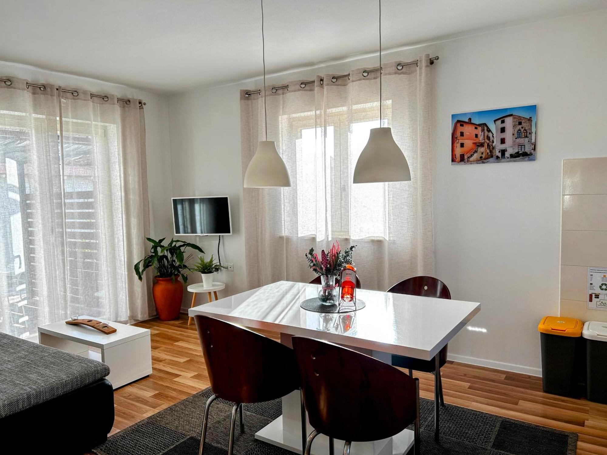 Rooms And Apartments Istrasoley Bale Exterior foto